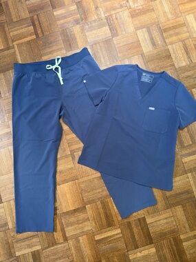 Figs Space Navy scrub set size L/XL petite